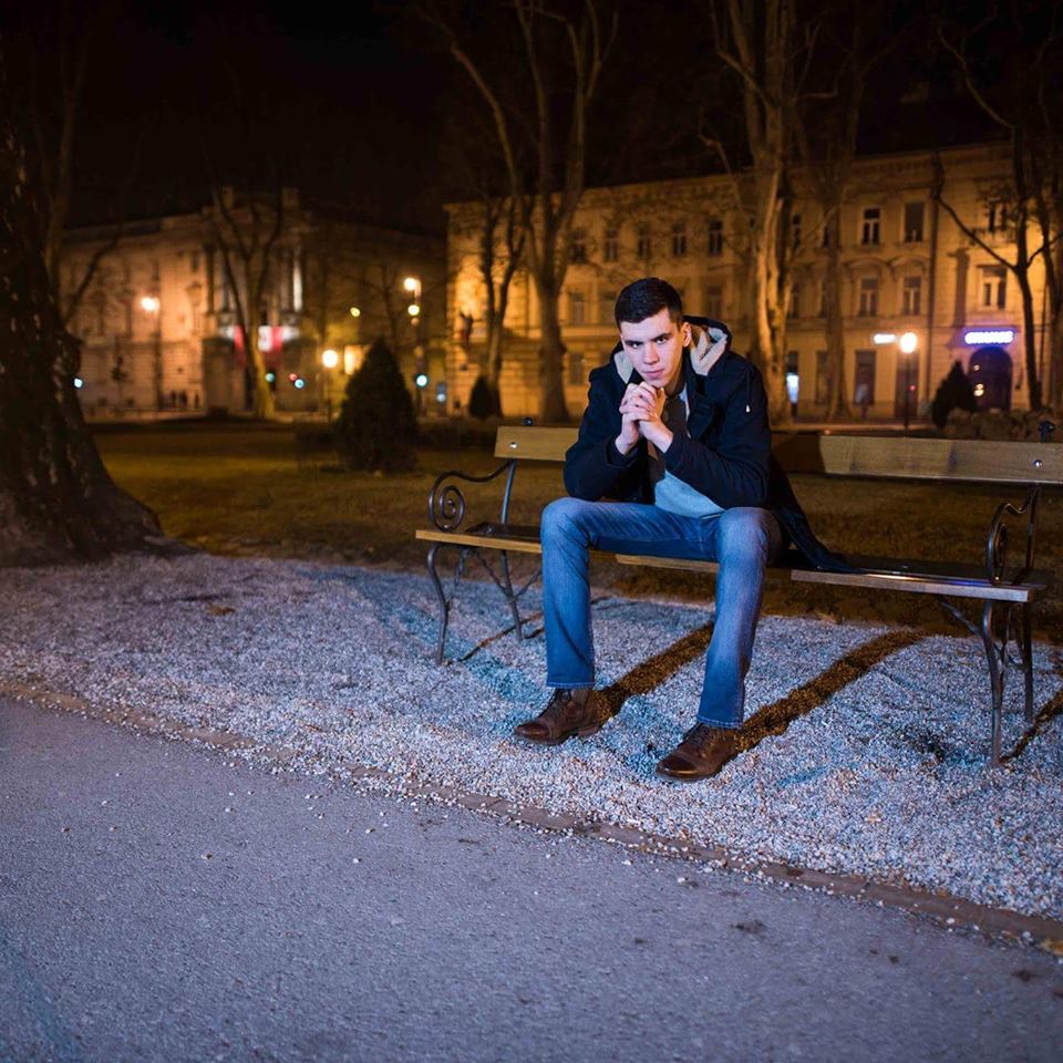 Ako treba moliti“ novi singl Tonija Pavića Mladi pjevač i autor Toni Pavić nedavno je objavio svoj novi singl „Ako treba moliti.“