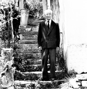 Alkar Lucijan Lovrić u stubama svoje kuće u Sinju