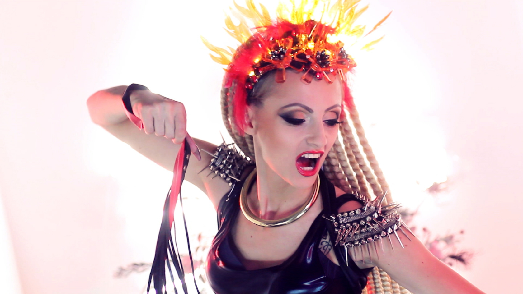 Alex Ognjena - Hrvatska Lady Gaga snimila pjesmu "Zapalila bih grad"