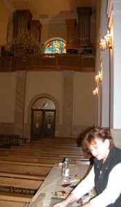 Gospođa Erika Braun montira oegulje u ž.crkvi sv. Duh u Lovreću