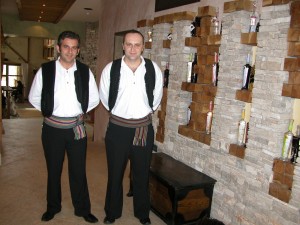 Konobari Slaven Kresić i Mile Leko u restoranu Etno sela Međugorje