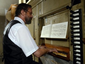 Sviranje na orguljama u lovrećkoj ž. crkvi