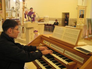 Sviranje na orguljama u lovrećkoj crkvi