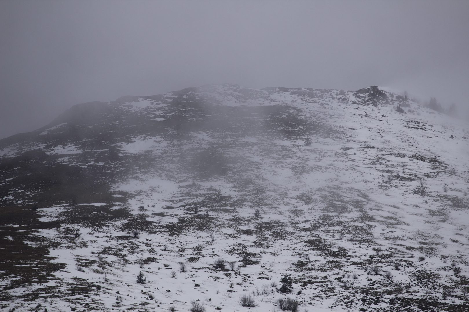 Ne krećite na put bez zimske opreme: U Gorskom kotaru i Lici slab snijeg