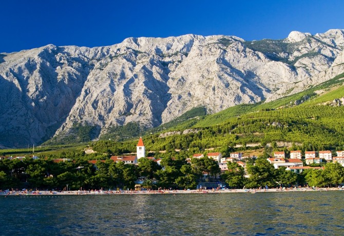 Promajna inserted between the mountain and the sea