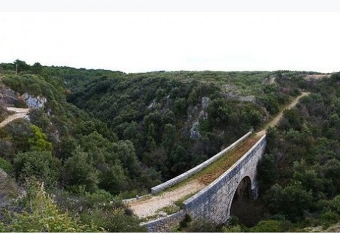 Zagonetni most Brača