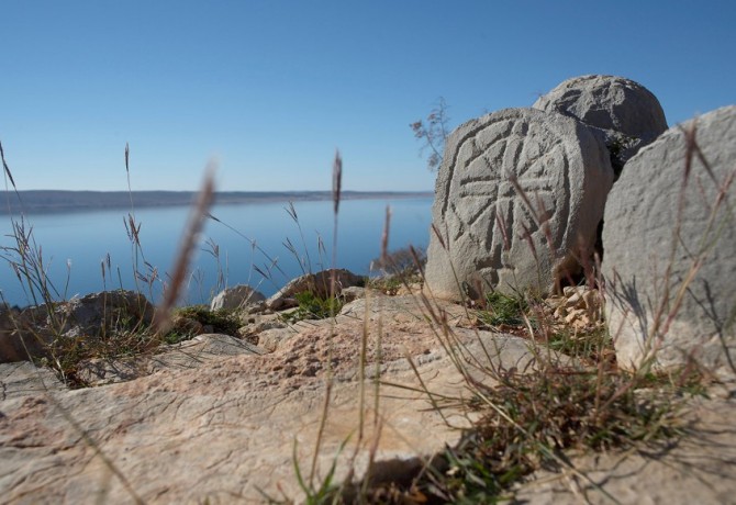 Mirila, spomen-obilježja vremenu