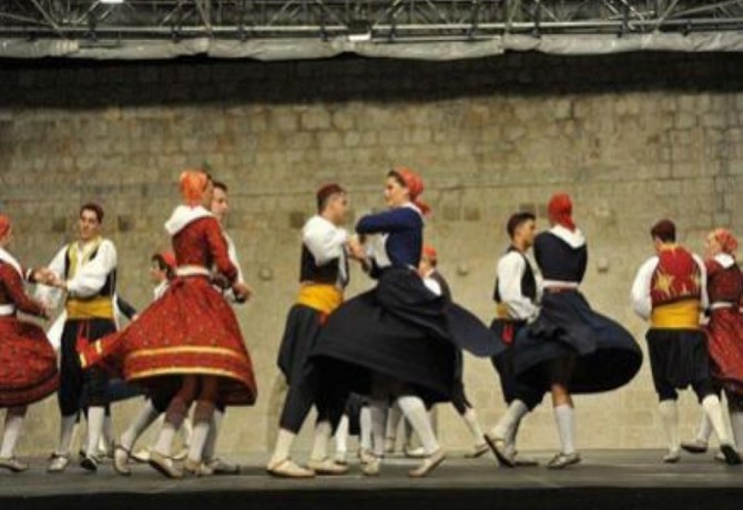 Folklorni ansambl Linđo, klape Sv. Nikola i Ragusavecchia pjevaju i plešu za vas