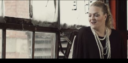 Školovana glazbenica Daria Hodnik predstavlja treći singl „Jedina te poznajem”