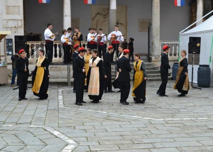 KUD Kvadrilja zabavlja na trogirski način