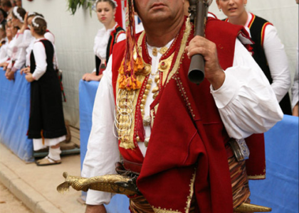 Arambaša Vukasović – Para postrojava momke za 300. alku