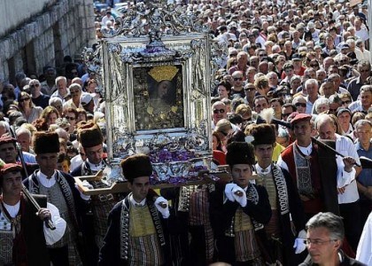 Vjernici hrle u Sinj na obilježavanje Velike Gospe