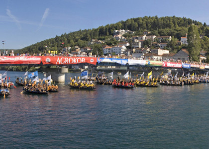 Moćni lađari na 18. Maratonu lađa u MetkovićuMoćni lađari na 18. Maratonu lađa u Metkoviću