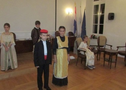 Predstavama učenici proslavili Dan Trogira