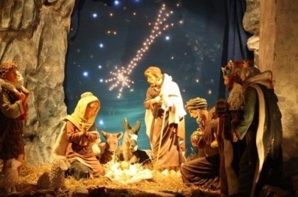 Solinjani uz žive jaslice, bakalar, a djeca uz Djeda Božićnjaka i bombone