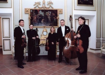 Dubrovački gudački kvartet muzicira pri kraju godine