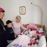 Nadbiskup Barišić posjetio obitelji Rogošić i Kovačić
