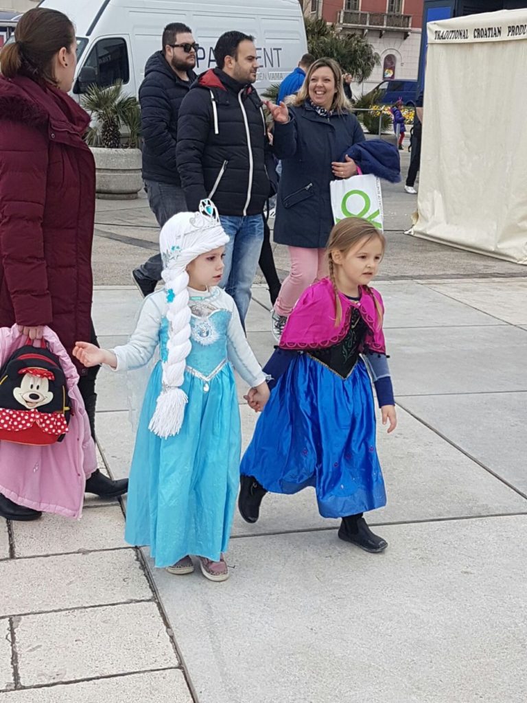 Pernar i Ava opet na čelu krnjevala: Oblačan dan u Splitu razvedrile vesele dječje maškare