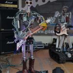 PRVI ROBOTSKI BEND NA SVIJETU – Bubnjar ima 4 ruke, gitarist 76 prstiju, a pjevač 350 kila