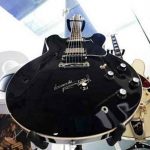 Na aukciji se prodaju gitare Beatlesa i Stonesa, tko će pobijediti?