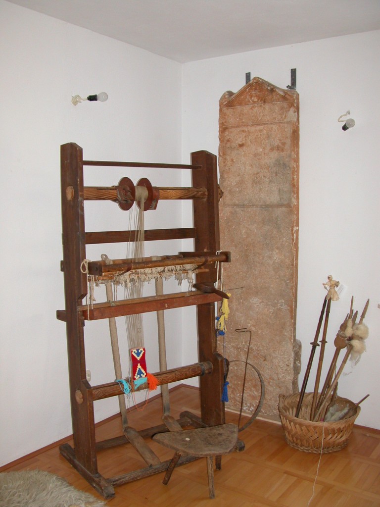 Okomiti tkalački stan i stela u Muzeju triljskog kraja(u drugom planu), istražena na Gardunu
