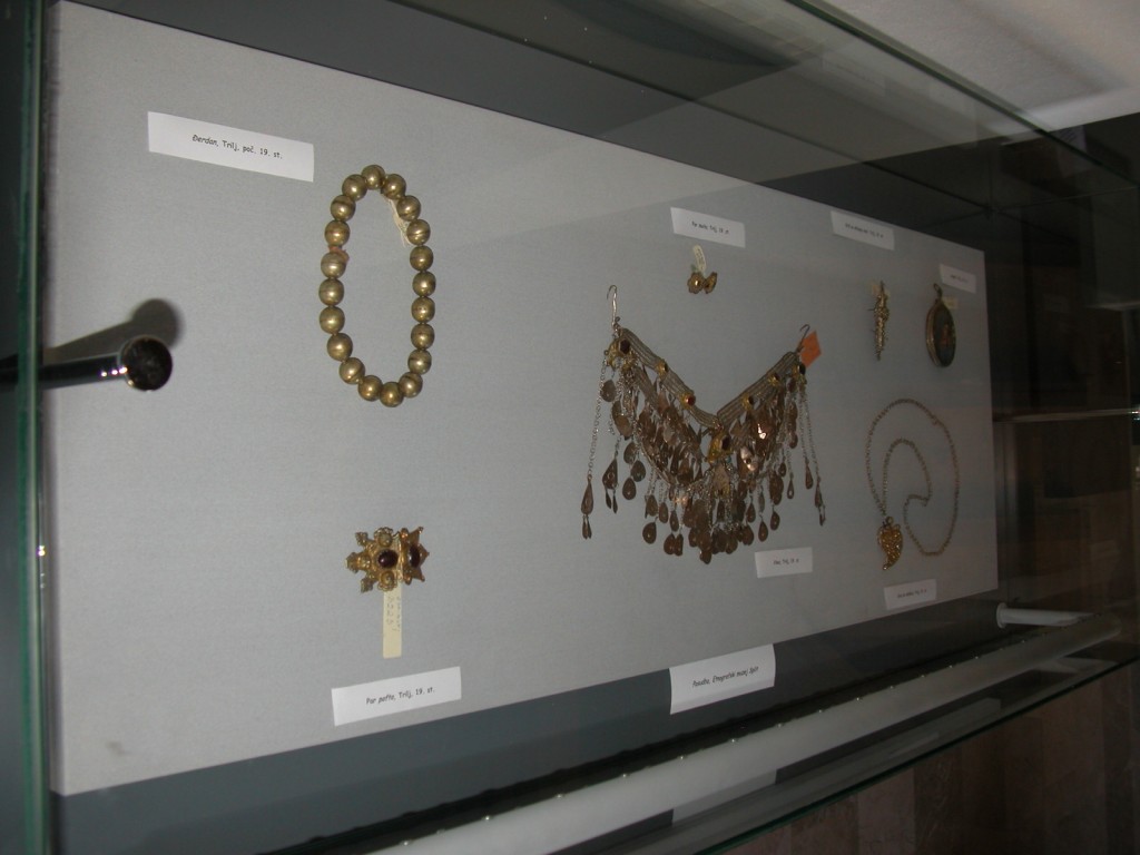 Stari nakiti u Muzeju triljskog kraja