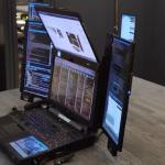 Ovaj čudovišni laptop je san svih multitaskera: Dolazi sa čak sedam monitora!