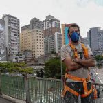 Ulični umjetnik naslikao je divovski mural u Sao Paolu koristeći pepeo iz spaljene prašume
