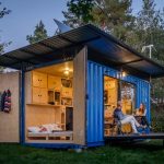 Kuća od kontejnera za 12.000 EUR, ima solarne ploče, vjetroagregat, kišnicu filtrira za kupaonicu i kuhinju