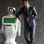 Brbljavi robot ušutkan zbog prekidanja govora ministra