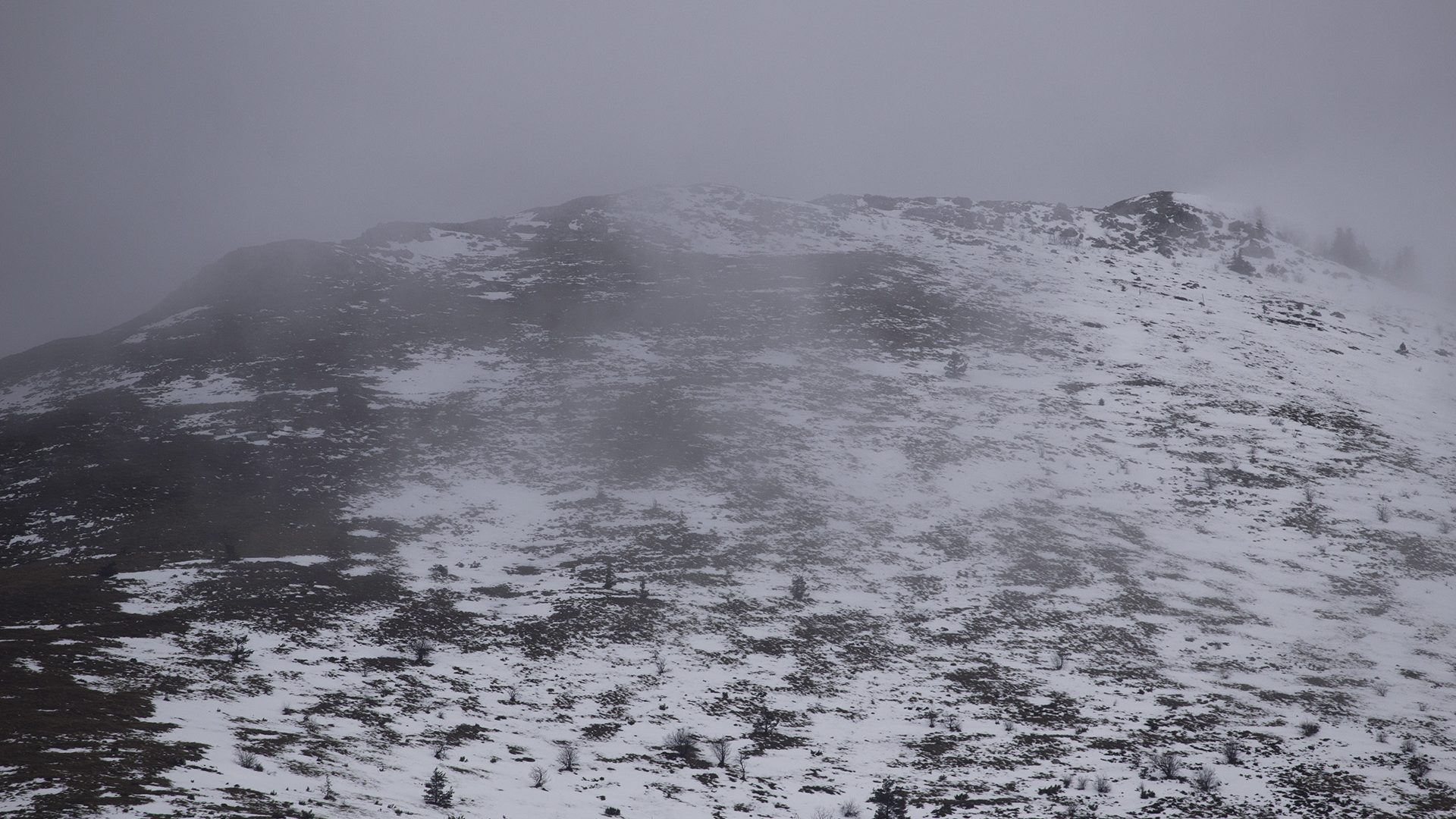 Ne krećite na put bez zimske opreme: U Gorskom kotaru i Lici slab snijeg