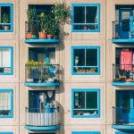 Preko 60% Bečana živi u zgradama poticane stanogradnje; u fazi planiranja ili izgradnje trenutno je oko 24.000 stanova