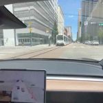 “Palac dolje” za Teslinu potpuno autonomnu vožnju: umalo se zabila u vlak i pješake…